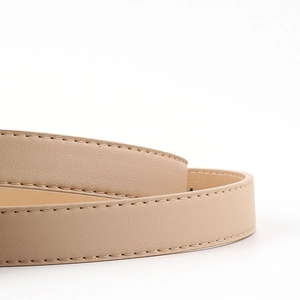 Gros plan sur un sac de ceinture en cuir beige avec des détails de couture pour femmes