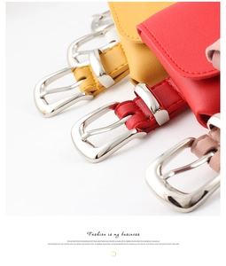 Détails des sacs de ceinture colorés en jaune, rouge et rose avec boucles argentées
