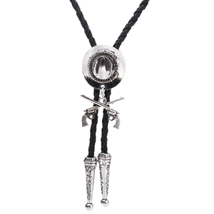 Detail von Bolo Tie Anhänger mit silbernem Cowboyhut und Revolvern sowie schwarzer Kordel