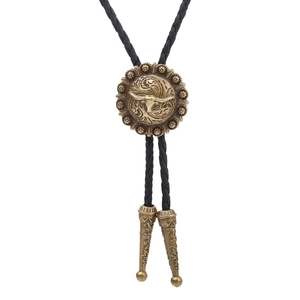 Detail einer Vintage-Bolo-Krawatte mit bronzenem Stierkopf und Lederkordel