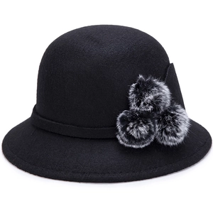 Elegante cappello cloche in feltro di lana nero da donna con tre pompon in pelliccia grigia