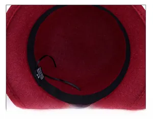 Dettaglio interno del cappello in feltro rosso con fascia tergisudore ed etichetta 57