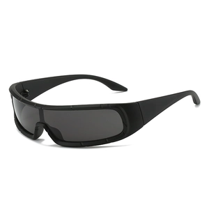 Lunettes de soleil de sport noires enveloppantes avec design de lentille bouclier monobloc