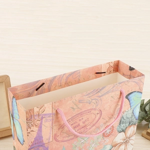 Sac cadeau rose vintage en papier avec tour Eiffel, papillons et poignées en corde