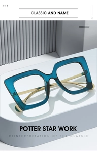 Detail einer transparenten seeblauen quadratischen Brille mit schmalen goldfarbenen Bügeln