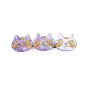 Detailansicht der lavendelfarbenen Marmor-Acetat-Haarspange mit goldenen Katzen-Gravuren