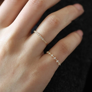Anelli delicati in argento S925 placcato oro 14K con zirconi su mano femminile