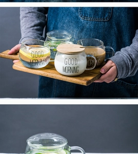 Gros plan d'une tasse à déjeuner en verre résistant à la chaleur avec couvercle en bois