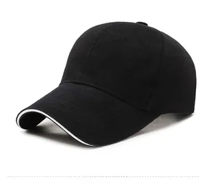 Detailansicht einer schwarzen Baumwoll-Baseballkappe mit 6-Panel-Struktur und Sandwich-Schirm