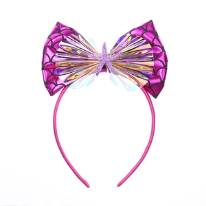 Détail du serre-tête écailles de sirène rose avec nœud et étoile de mer à paillettes