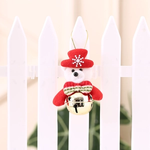 Détail d'un ours de Noël en peluche blanc avec bonnet rouge et clochette dorée