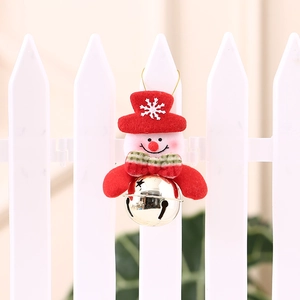 Gros plan d'un bonhomme de neige avec bonnet rouge et cloche dorée pour déco de Noël