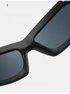 Gros plan des lunettes de soleil punk Y2K montrant le détail du pont de nez confort