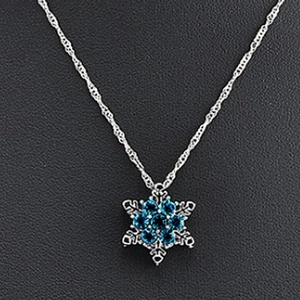 Vue détaillée du collier pendentif flocon de neige argenté avec cristaux bleus brillants