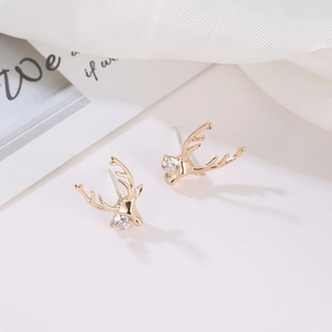 Boucles d'oreilles renne dorées avec zircone cubique sur fond blanc minimaliste