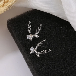 Vue détaillée des boucles d'oreilles bois de renne en argent avec pierre de zircon