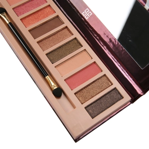 Detail der 10-Farben-Lidschattenpalette mit matten und schimmernden Erdtönen und Applikator