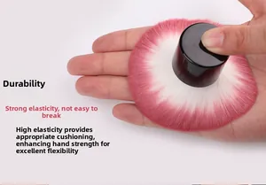 Détail des poils de pinceau maquillage rose montrant l'élasticité et la texture douce