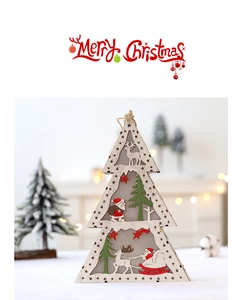 Détail d'une décoration de Noël en bois à trois couches avec texte Merry Christmas gravé