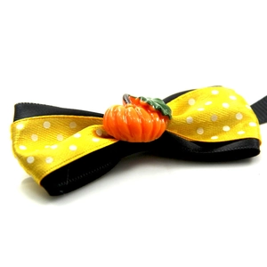 Makro-Detail der Halloween Haustier-Fliege mit gelben Punkten und orangefarbenem Kürbis