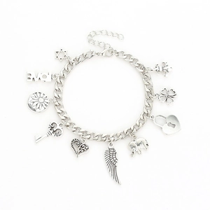 Bracelet à breloques argenté avec pendentifs étoile, cœur et clé sur chaîne cubaine