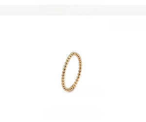 Détail de la bague à billes dorées de 2mm avec placage 18K et texture lisse polie