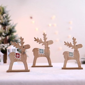 Drei weihnachtliche Holzhirsch-Tischdekorationen mit Schneeflocken und kleinen Glocken