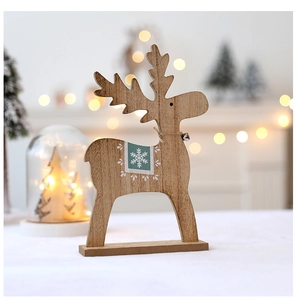 Details von Holz-Rentier-Deko mit silberner Glocke und Schneeflocken für Weihnachten