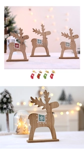 Nahaufnahme der Weihnachts-Rentiere aus Holz mit festlichen Schneeflocken und Glocken
