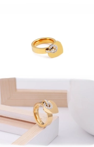 Détail d'une bague à breloque coeur plaquée or 18k avec incrustations de zircons