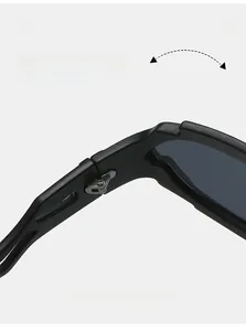 Vue détaillée des charnières métalliques durables sur lunettes de soleil Y2K noir mat