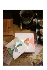 Détail de boîtes cadeaux en papier avec nœuds 3D et dorure Thank You élégante