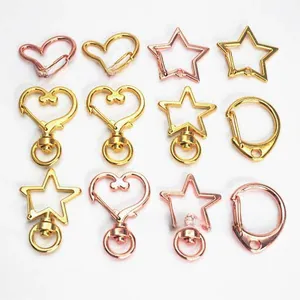 Detailansicht der herz- und sternförmigen Karabinerverschlüsse in Gold und Roségold