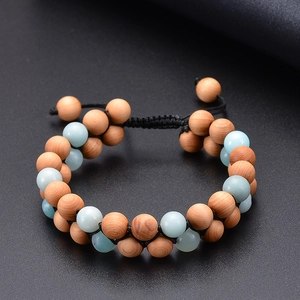 Detailansicht des zweilagig gewebten Armbands mit Holzperlen und blauen Steinen