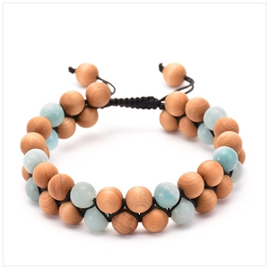 Detail eines verstellbaren Doppelarmbands mit Naturholzperlen und blauen Steinen