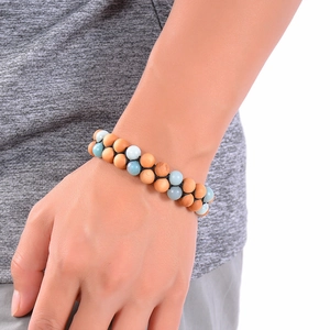 Detailansicht des zweilagigen geflochtenen Armbands mit Holzperlen und blauem Naturstein
