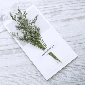 Getrockneter grüner Blumenstrauß auf Grußkarte mit Especially for you Schrift