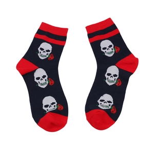 Détail de chaussettes mi-hautes avec crânes blancs et roses rouges sur tricot de coton noir