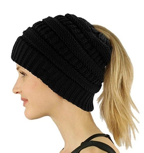 Détail du bonnet en maille torsadée noire montrant l'ouverture arrière pour la queue de cheval