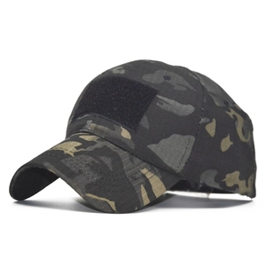 Vue détaillée de la casquette de baseball camouflage tactique avec tissu ripstop et velcro
