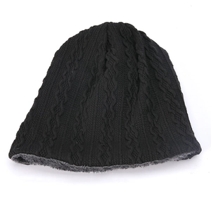 Detail van kabelgebreide muts met warme grijze fleecevoering voor winterbescherming
