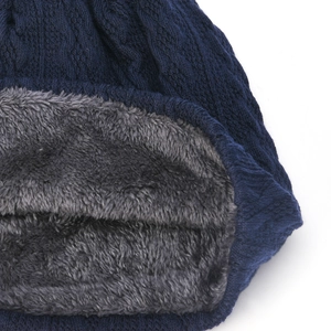 Donkerblauwe heren wintermuts met kabelpatroon en dikke grijze thermische fleecevoering