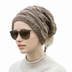 Berretto in maglia a trecce per l'inverno, cappello lavorato a maglia marrone per uomo e donna.