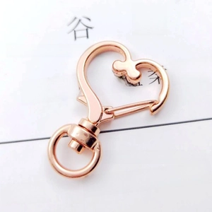 Nahaufnahme des herzförmigen Wirbelkarabiners in Roségold für DIY-Bastelarbeiten