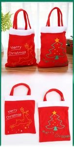 Détails de sacs cadeaux de Noël en feutre rouge avec motifs de renne et sapin sur bois
