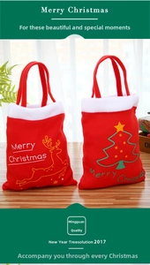Détail de sacs cadeaux de Noël rouges avec broderie renne et bordure en peluche
