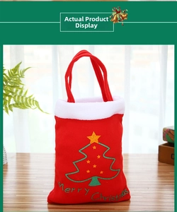 Détail d'un sac cadeau de Noël en velours rouge avec sapin brodé et bordure en peluche