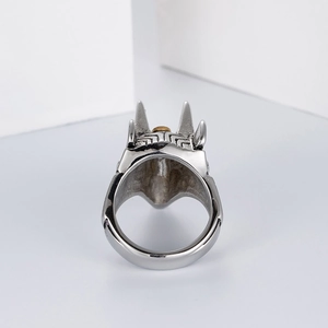Détail macro de la bague Anubis en acier avec relief gothique et cornes pointues