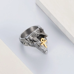 Détail de la bague Anubis vintage en acier avec finition vieillie et symbole Ankh doré