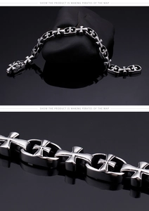 Vue macro du bracelet à maillons en croix en acier poli au style gothique biker